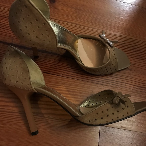 BCBG Girls Beige Suede Open Toe Kitten Pumps NEW - Picture 2 of 6